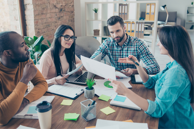 groupe de personnes travaillant ensemble à une table